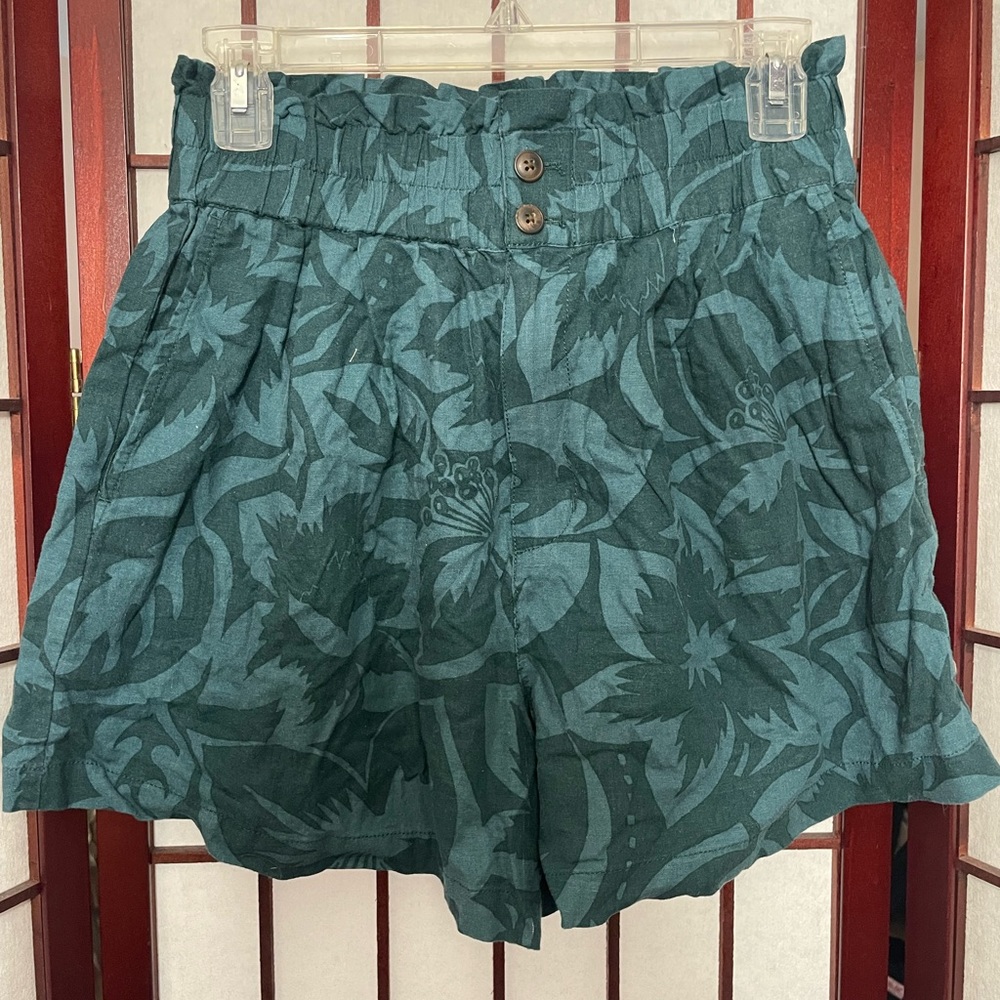 Linen-Blend Pull-On Paper-bag Shorts in Tropical Floral